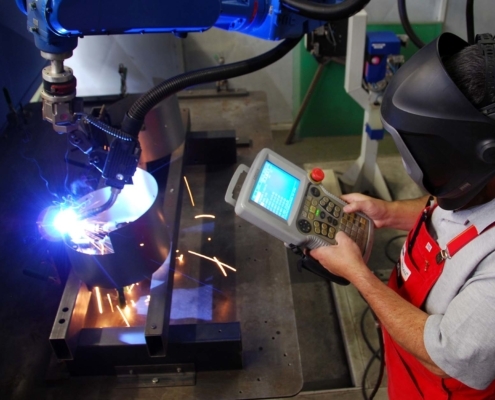 robotic welding operator using machine to determine efficient welding processes